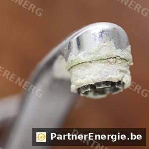 Robinet fortement entartré par une eau calcaire — Partner Energie