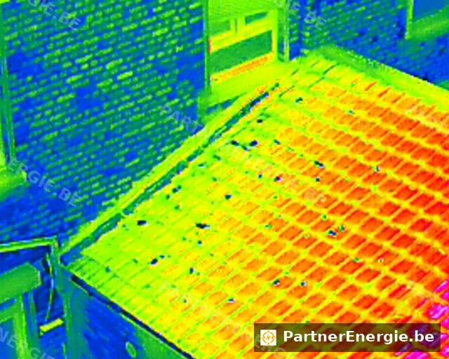 Thermographie d'une toiture en tuiles montrant les zones de déperdition
