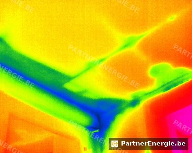 Pont thermique révélé en thermographie intérieure au plafond — Partner Energie